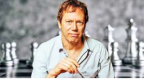 जीवनाच्या रंगभूमीवर विविध भूमिका निभावताना हिराे बना : राॅबर्ट ग्रीन